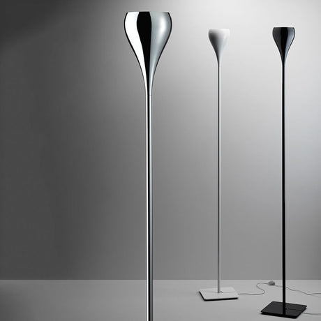 Fabbian Bijou Stehleuchte Ø 16cm in Weiß, Schwarz und glänzendem Chrom auf grauem Hintergrund.