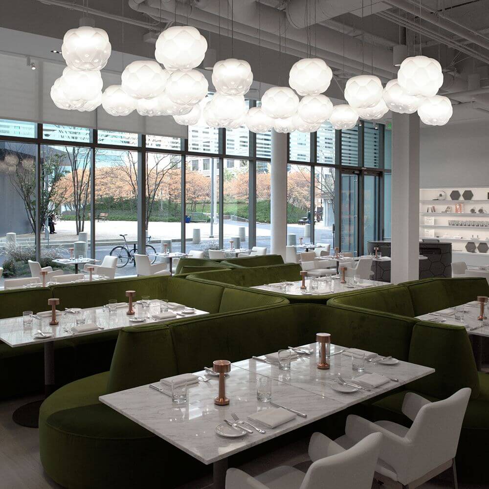 Fabbian Cloudy Pendelleuchte Ø 26cm in elegantem Restaurant mit moderner Einrichtung und stilvollem Ambiente.