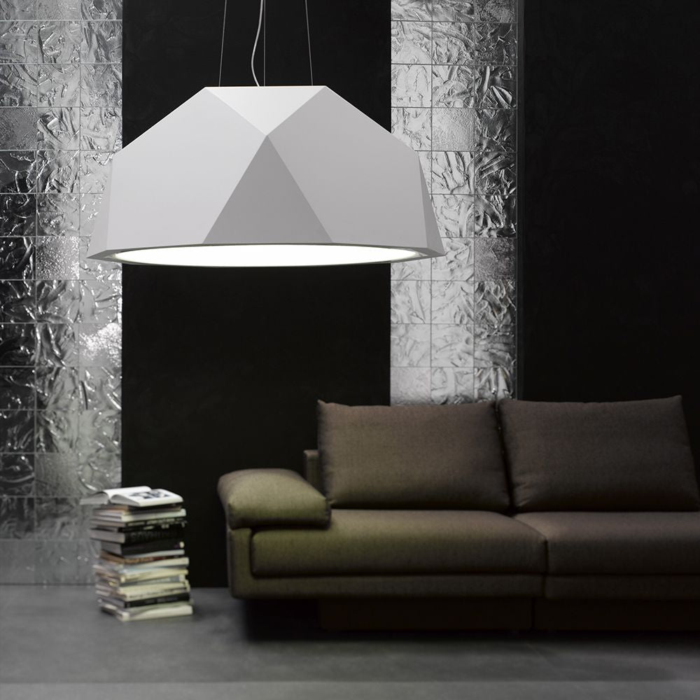 Fabbian Crio Hängeleuchte 180cm in modernem und raffinierten Design über einem eleganten Sofa.