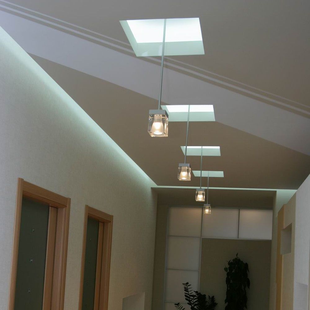 Moderne Fabbian Cubetto Pendelleuchte in einem stilvollen Innenraum mit Holzdetails.