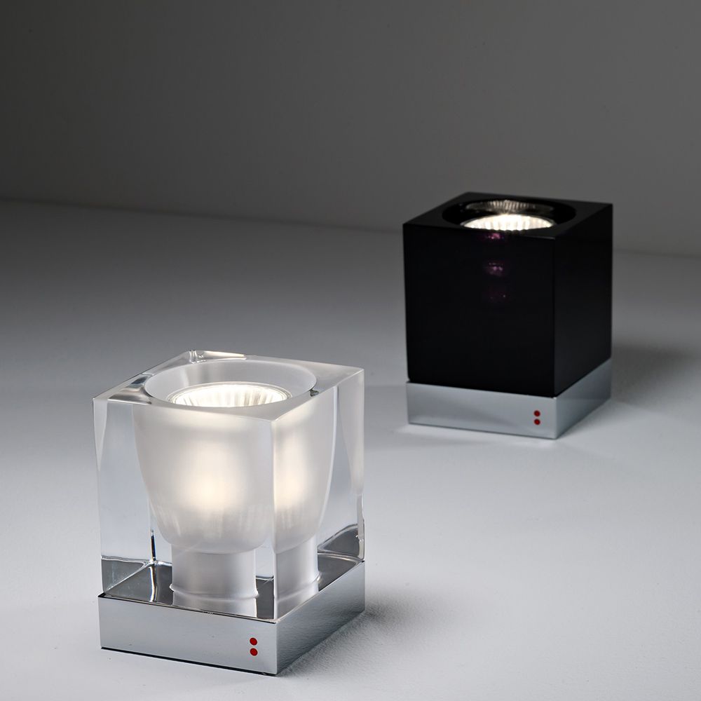 Fabbian Cubetto Tischleuchte GU10 in transparentem Kristall und schwarzem Diffusor, stilvoll und raffiniert.