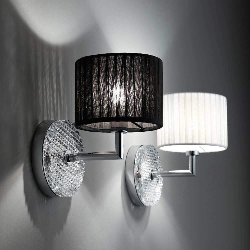 Fabbian Diamond&Swirl Wandlampe mit schwarzen und weißen Lampenschirmen an der Wand
