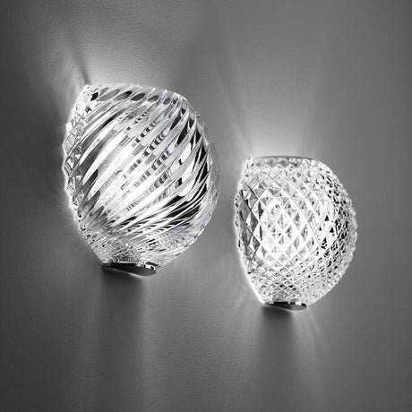 Fabbian Diamond&Swirl wall light Diamond Ø 22cm with half-crystal sphere and refined motifs on the wall.