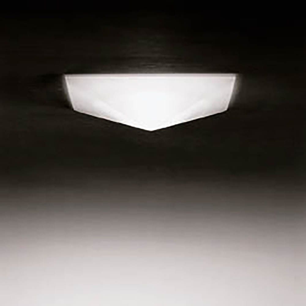 Fabbian Faretti Einbaulampe Cheope 12V mit pyramidenförmigem mattweißen Diffusor auf dunklem Hintergrund.