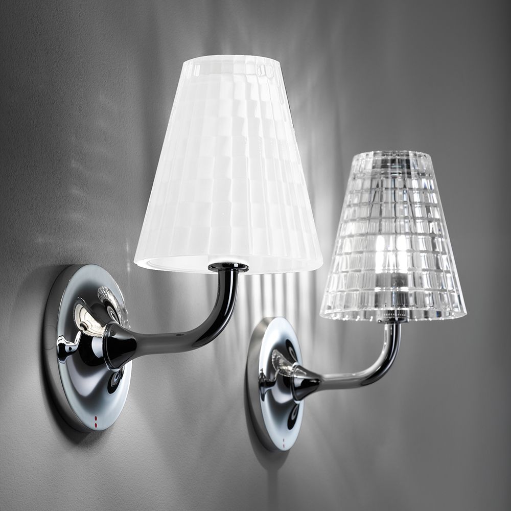 Elegante Fabbian Flow Wandleuchte mit dekorativen Glasschirmen und einladendem Licht.