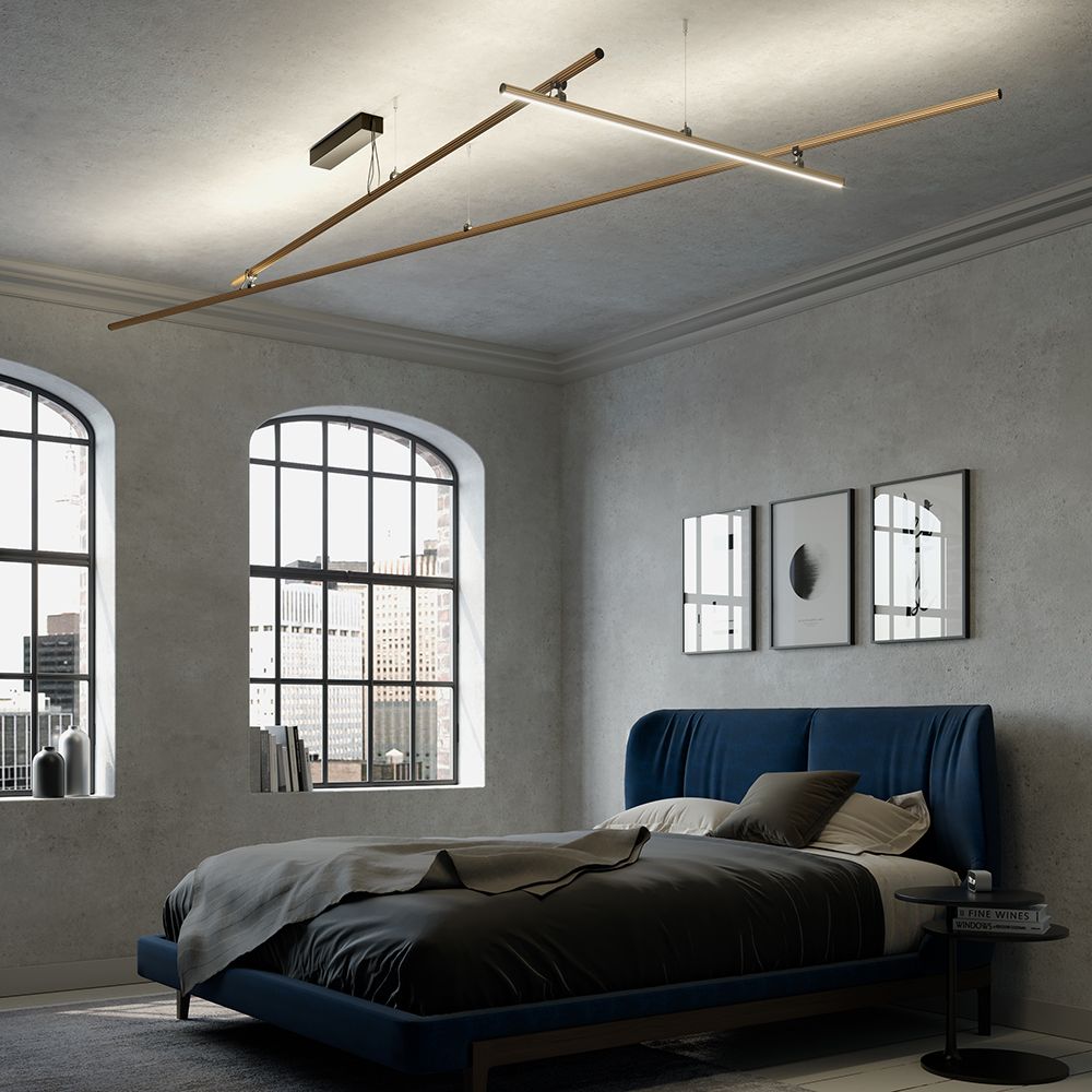 Fabbian Freeline LED-Deckenleuchte verstellbar in modernem Schlafzimmer mit blauer Bettgarnitur.