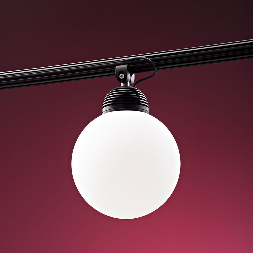Fabbian Freeline LED-Schienenlampe Kugel in elegantem Design mit schwarzem Halter.