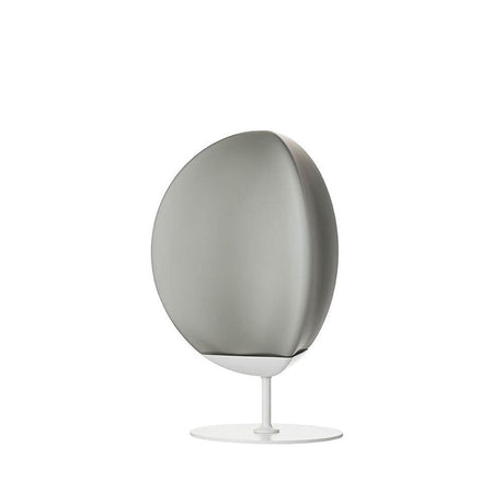 Fabbian Fruitfull LED-bordlampe Big i moderne design, grå lampeskjermform på hvit sokkel.