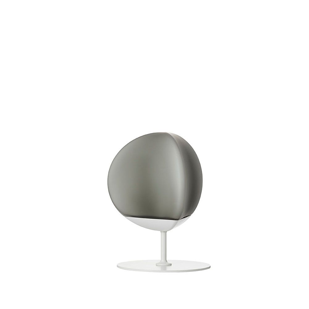 Fabbian Fruitfull LED-Tischleuchte Mini in modernem Design mit reflektierender Oberfläche auf einem stabilen Sockel.
