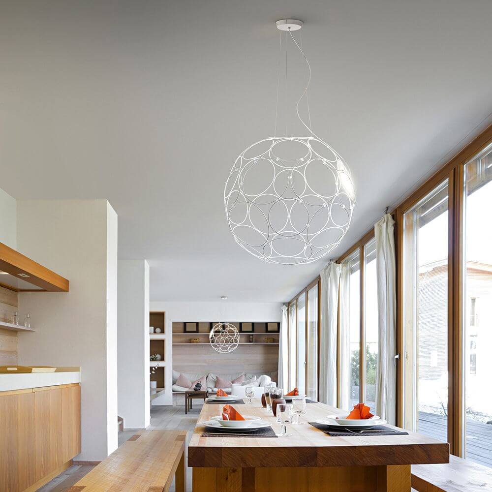 Fabbian Giro LED-Hängeleuchte Ø 67cm in modernem Raum mit Essbereich und großen Fenstern.