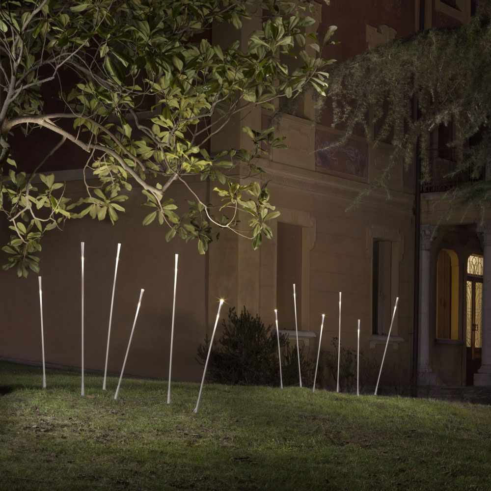 Fabbian Giunco Außen-Stehleuchte Picchetto mit Spieß im Garten, elegante LED-Stehlampe mit diffusen Lichteffekten.