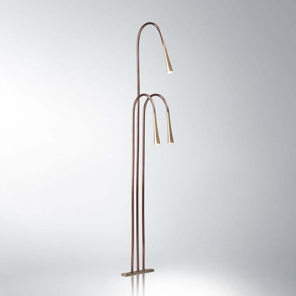 Fabbian Giunco LED-Stehleuchte Canne 3-flammig in elegantem Design mit Messing und brüniertem Kupfer.