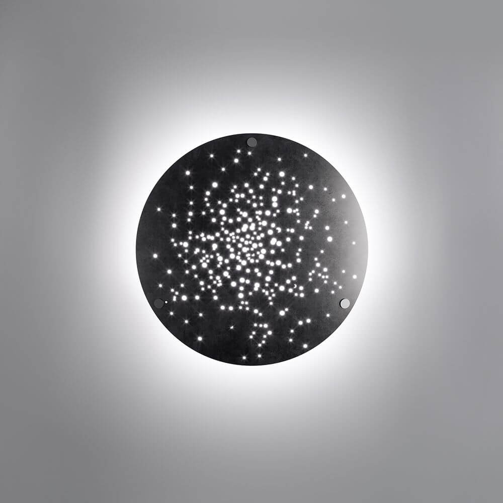 Fabbian Lens LED-Wandleuchte Ø 60cm mit beeindruckenden Licht-Effekten auf schwarzem Hintergrund.