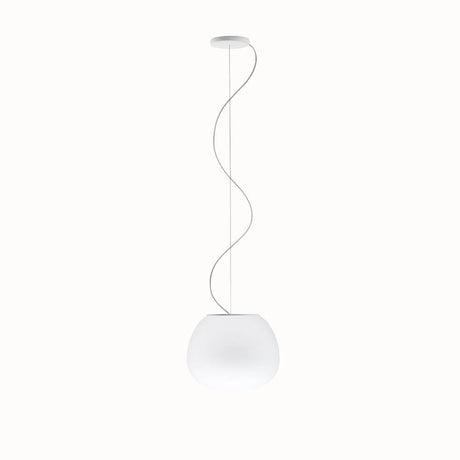 Fabbian Lumi Pendellampe Mochi Small - weiße mundgeblasene Glaslampe mit elegantem Kabeldesign.