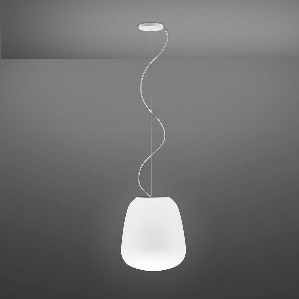 Fabbian Lumi Pendelleuchte Baka Ø 33cm mit weißem Glasdiffusor, ideal für Küche oder Wohnzimmer.