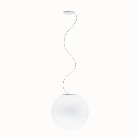 Fabbian Lumi Pendelleuchte Sfera Ø 40cm, moderne Hängelampe aus weißem Glas und schlankem Kabel.
