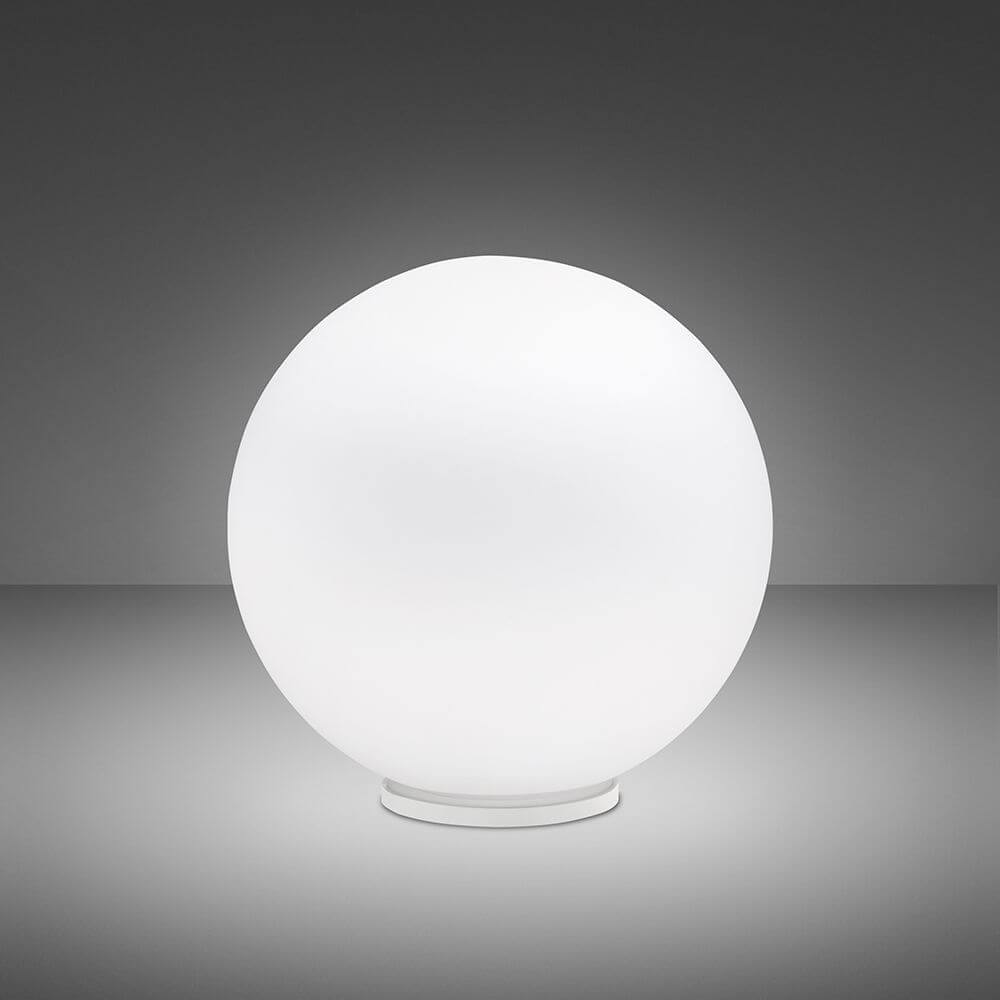Fabbian Lumi Tischlampe Sfera Big in klassischer runder Form, ideal für moderne und elegante Räume.