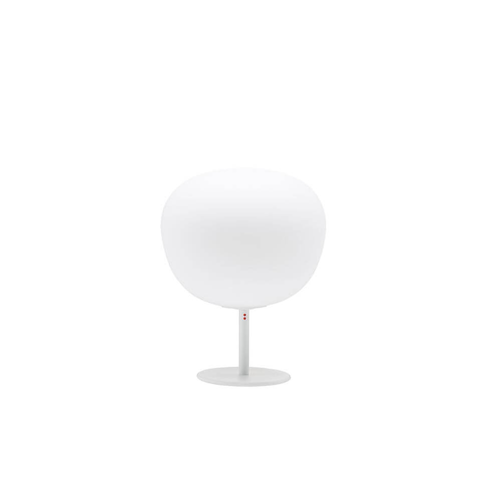 Fabbian Lumi Tischleuchte Mochi Ø 20cm mit Fuß in klassischem Design, ideal für Schlafzimmer oder Wohnzimmer.