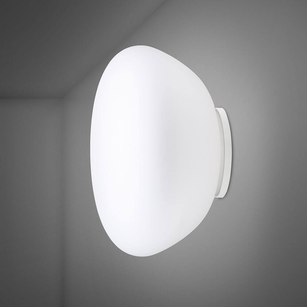 Fabbian Lumi Wandlampe Poga mit weißem mundgeblasenem Glas auf grauem Hintergrund.