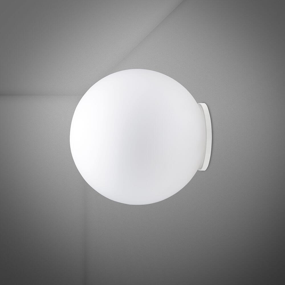 Fabbian Lumi Wandlampe Sfera Mini an der Wand mit gleichmäßigem warmen Licht.