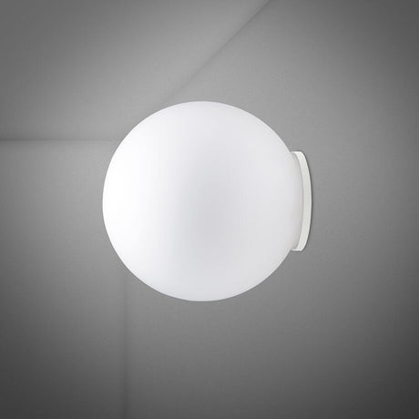Fabbian Lumi Wandlampe Sfera Mini an der Wand mit gleichmäßigem warmen Licht.