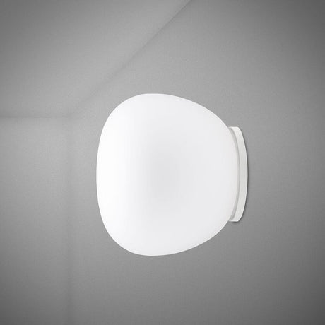 Fabbian Lumi Wandleuchte Mochi Ø 30cm an einer Wand montiert, modernes Design mit hoher Lichtausbeute.