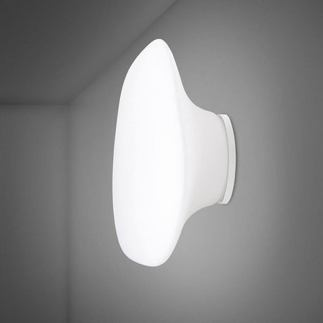 Fabbian Lumi Wandleuchte Mycena Large an einer Wand, elegantes Design mit weißem Diffusor aus Glas