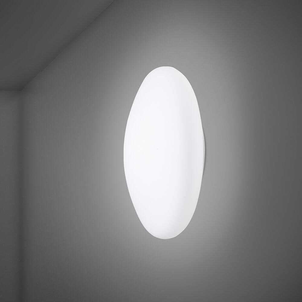 Fabbian Lumi Wandleuchte White Medium an der Wand, ovales weißes Design, ideal für Badezimmer und öffentliche Räume.