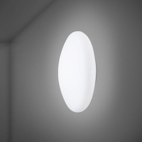 Fabbian Lumi Wandleuchte White Medium an der Wand, ovales weißes Design, ideal für Badezimmer und öffentliche Räume.