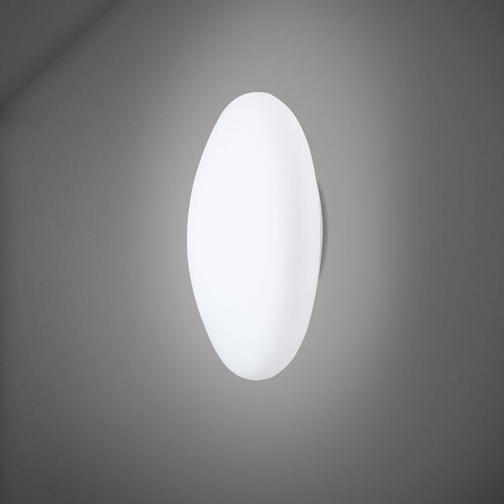 Fabbian Lumi Wandleuchte White Small an einer Wand montiert mit elegantem Design aus weißem Glas.