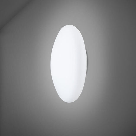 Fabbian Lumi Wandleuchte White Small an einer Wand montiert mit elegantem Design aus weißem Glas.