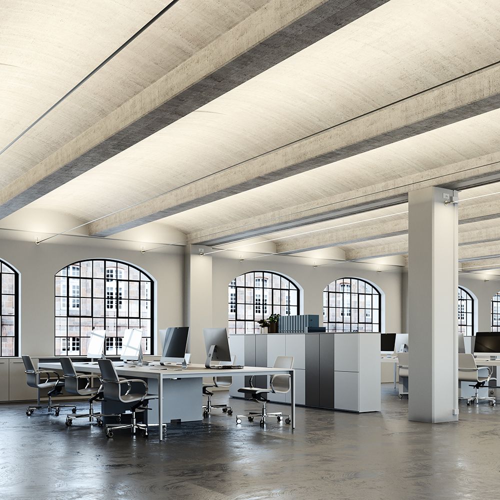 Moderne Büroräumlichkeiten mit großen Fenstern und ergonomischen Möbeln, ideal für produktives Arbeiten.
