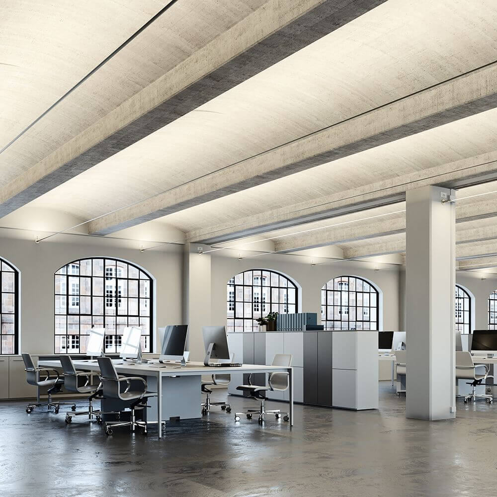 Fabbian Metro LED-Strip-Leuchte 12m in modernem Büro mit stilvollen Arbeitsplätzen und großen Fenstern.