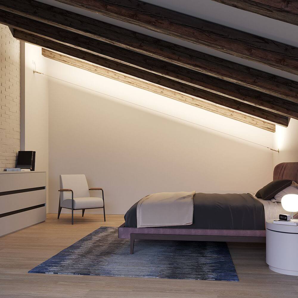 Fabbian Metro LED-Strip-Leuchte 6m im modernen Schlafzimmer mit schrägen Deckenbalken.