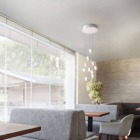 Fabbian Multispot LED-Hängeleuchte Beluga 10-flammig rund in modernem Innenraum mit Sitzgelegenheiten.