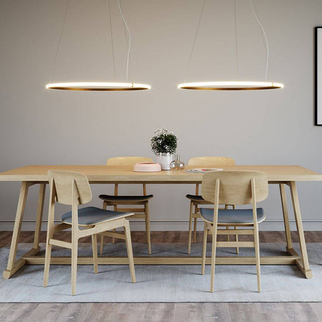 Fabbian Olympic Power LED-Hängeleuchte Ø 108,7cm über einem modernen Esstisch mit Stühlen.