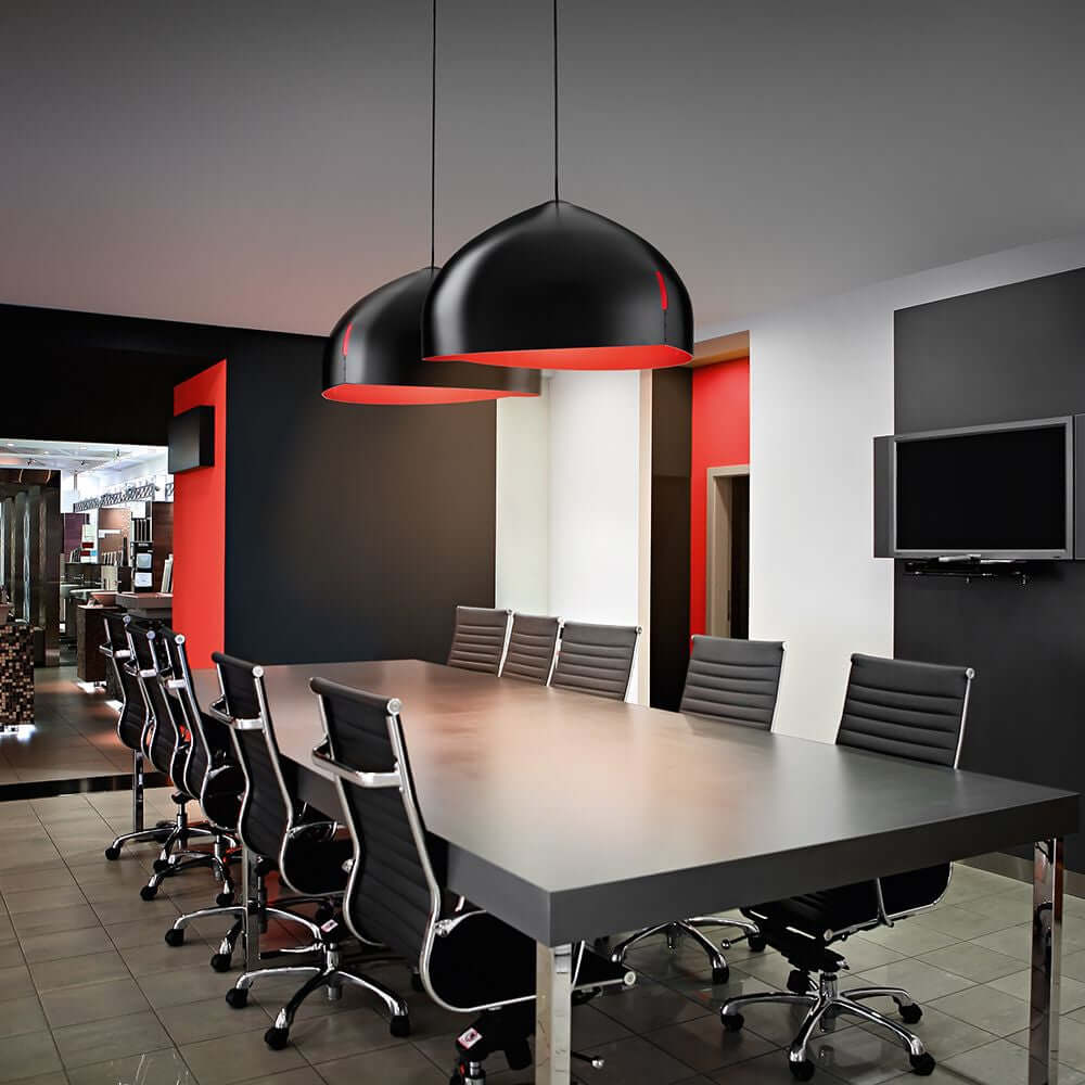 Fabbian Oru Pendelleuchte Big über einem modernen Konferenztisch in einem stilvollen Büro.