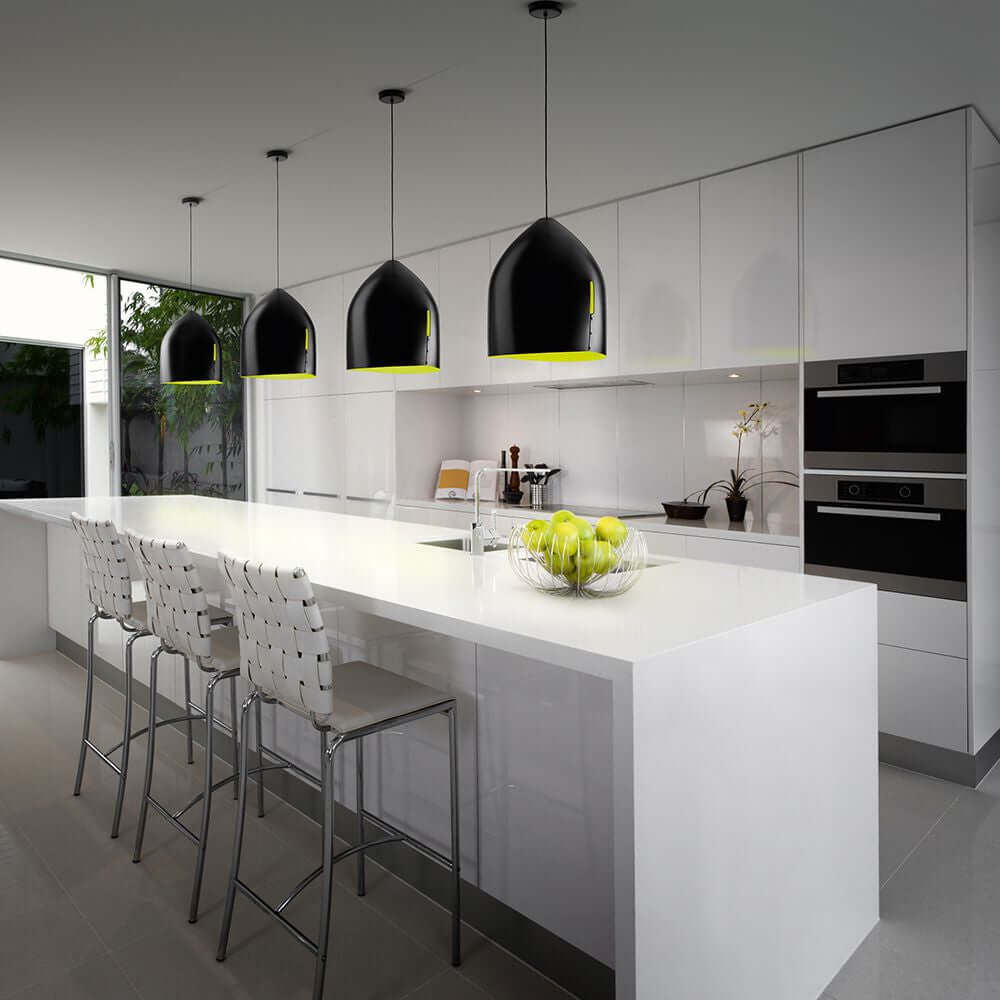 Moderne Küche mit Fabbian Oru Pendelleuchte Mini, eleganten Stühlen und stilvollem Design.