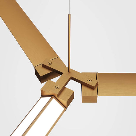 Fabbian Pivot fixation triple - vue détaillée de l’éclairage moderne avec traitement de surface doré.