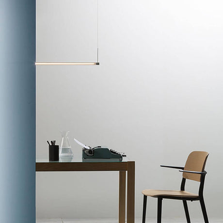 Fabbian Pivot LED-Hängeleuchte 52W 230V über einem eleganten Schreibtisch in modernem Bürointerieur.