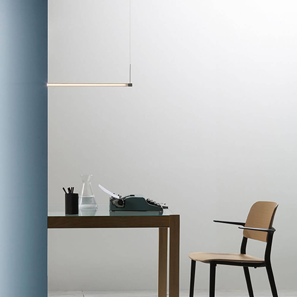 Fabbian Pivot LED-Hängeleuchte 70W 230V über einem minimalistisch eingerichteten Arbeitsplatz.