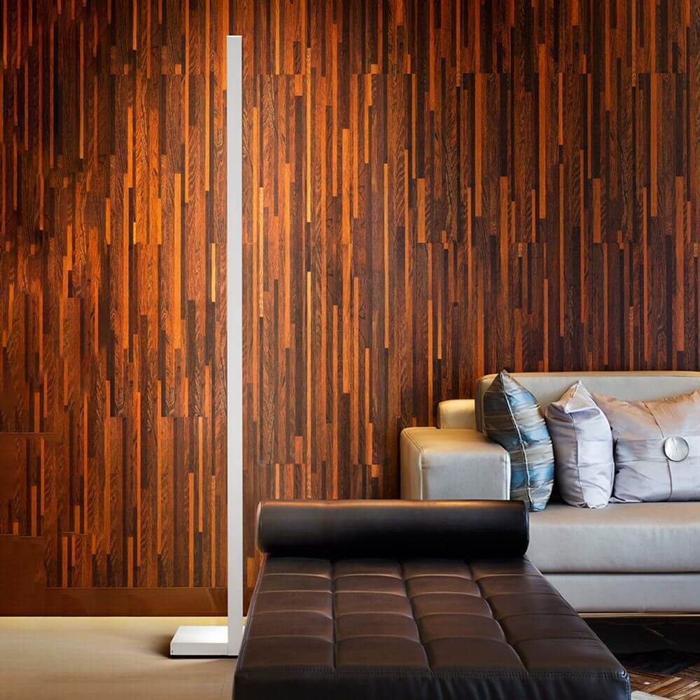 Fabbian Pivot LED-Stehlampe 205cm 230V in elegantem Wohnambiente mit Holzwand und Sofa