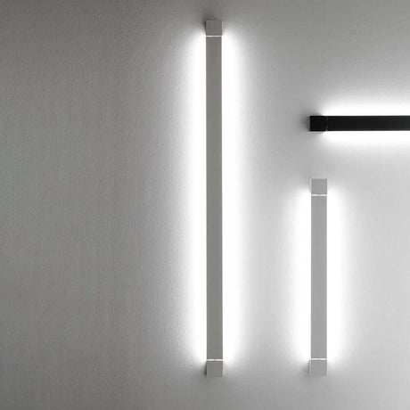 Fabbian Pivot LED-Wandleuchte Large 52W 230V in Weiß an der Wand montiert, innovative Beleuchtungslösung.