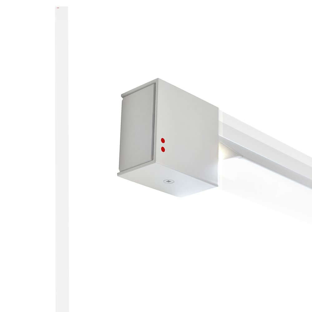 Fabbian Pivot LED-Wandleuchte Large 70W 24V Detailansicht mit Aluminiumgehäuse und Lichtsteuerung.