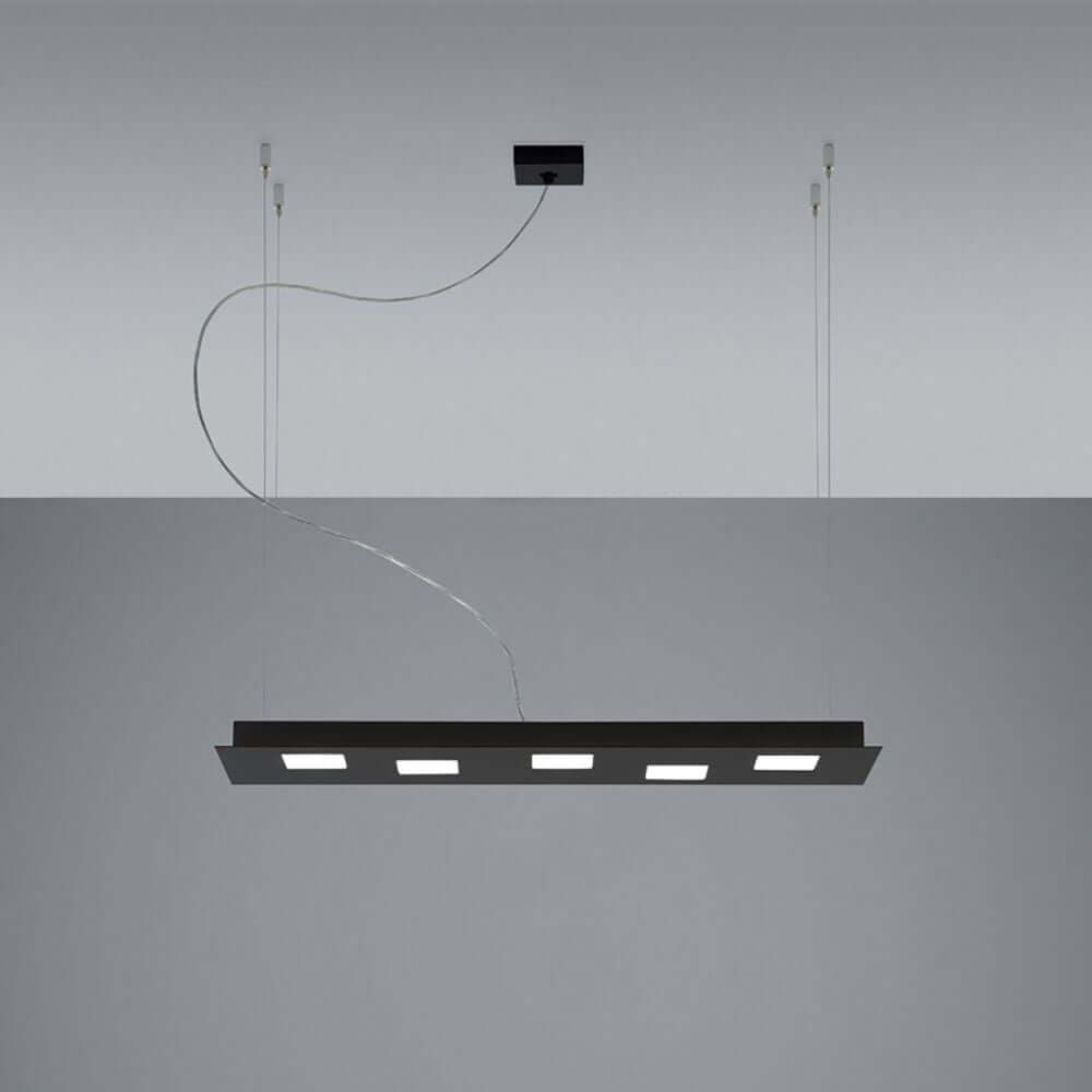 Fabbian Quarter LED-Pendelleuchte rechteckig in schwarzem Design, ideal für moderne Küchen oder Essbereiche.
