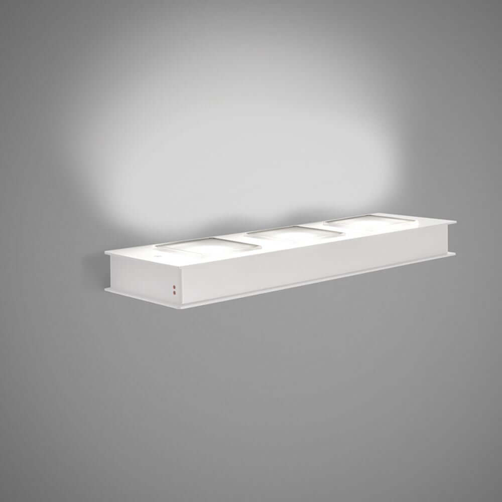 Fabbian Quarter LED-Wandleuchte rechteckig 3-flammig in Weiß an einer Wand montiert.