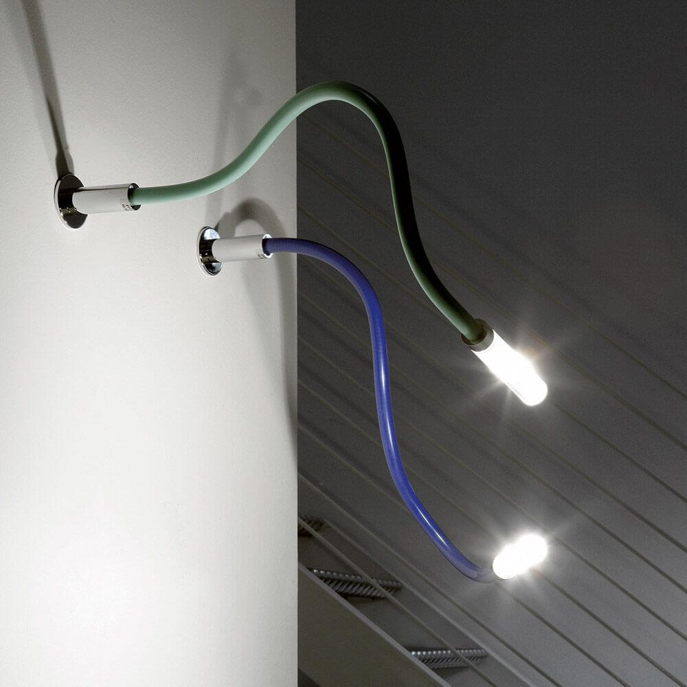 Fabbian Snake LED Wand- & Deckenleuchte in modernen Farben mit flexiblem Arm an Wand montiert.