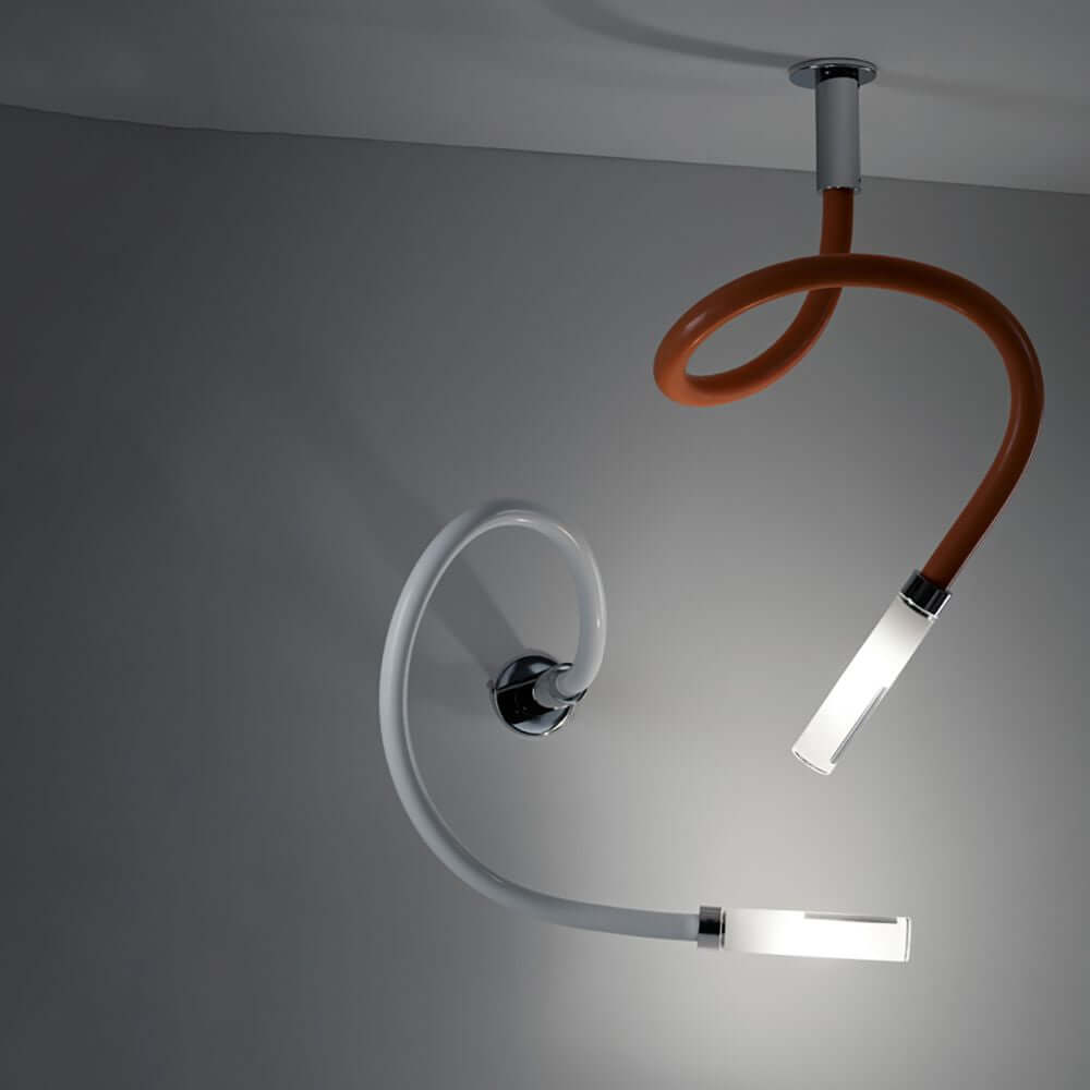 Fabbian Snake LED Wand- & Deckenleuchte mit flexiblem Arm in orange und weiß.