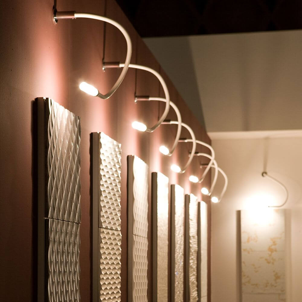 Fabbian Snake LED Wand- & Deckenleuchte an einer Wand mit dekorativen Paneelen