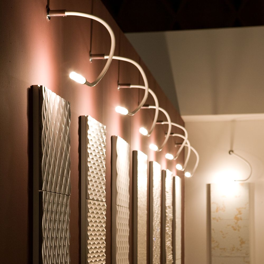 Fabbian Snake LED Wand- & Deckenleuchte an einer Wand mit dekorativen Paneelen